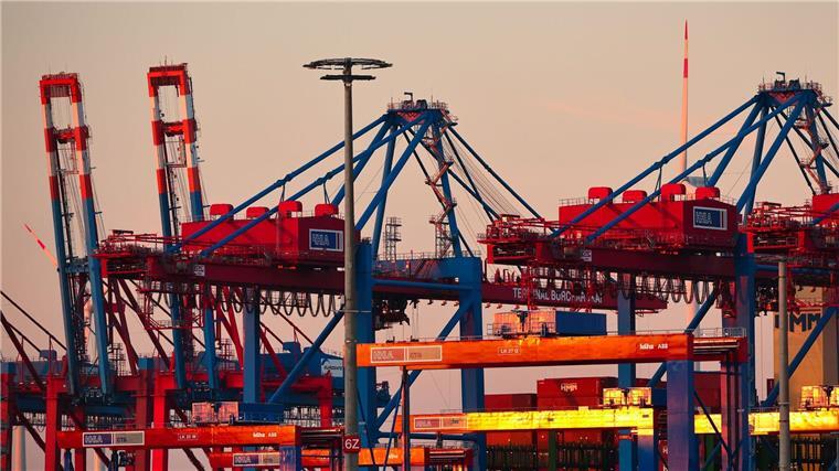 Wirtschaftspolitiker der Union fordern mehr Geld für Häfen Container werden am Hamburger Terminal Burchardkai gelagert und verladen.