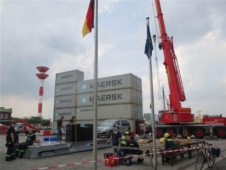 Bremerhaven: Aufbau für Kino im Hafen beginnt Container werden zur Leinwand: Das Kino im Hafen in Bremerhaven-Fischereihafen wird aufgebaut.