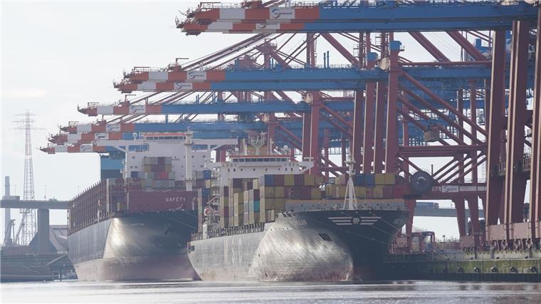 Klimaneutraler Umbau: Reedereichefs fordern globale Regeln  Containerschiffe werden am Eurogate Container Terminal im Hamburger Hafen abgefertigt.