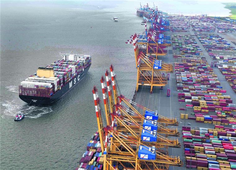 Weniger Umschlag: Containerschiffe wie die "MSC Gülsün" werden immer größer. Aber sie bringen derzeit nicht mehr Fracht nach Bremerhaven.