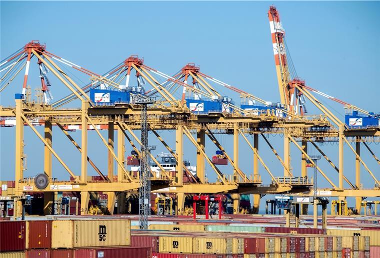 Containerumschlag in Bremerhaven: Das Geschäft brummt trotz Corona.