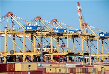 Containerumschlag in Bremerhaven: Das Geschäft brummt trotz Corona.