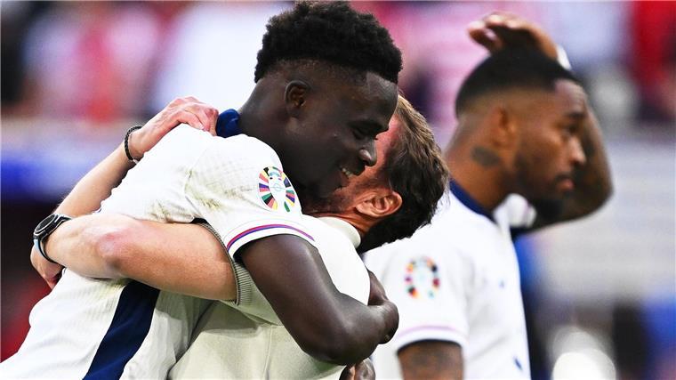 Nach Rassismus-Eklat: Sancho schickt Botschaft an Saka Cool geblieben: Englands Bukayo Saka (l) wird von Coach Southgate umarmt.