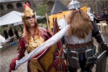 Cooles Posing: Nele (links) und Kathrin als Elb und Zwerg aus dem Roman "Der Hobbit" auf der Medieval Fantasy-Convention auf Schloss Burg in Solingen.