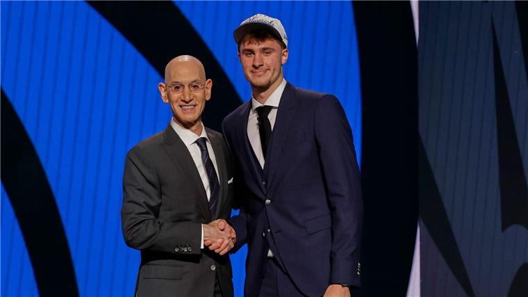 Nur LeBron James war jünger: Mavs holen NBA-Talent Flagg Cooper Flagg (rechts) mit NBA-Boss Adam Silver. Flagg spielt künftig für die Dallas Mavericks.