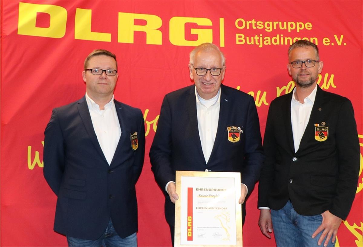 Cord Janßen neuer Chef der Butjadinger DLRG Cord Janßen (links) ist der neue Vorsitzende der Butjadinger DLRG, Christoph Richter (rechts) der 2. Vorsitzende. Reiner Przyklang wurde zum Ehrenvorsitzenden ernannt.