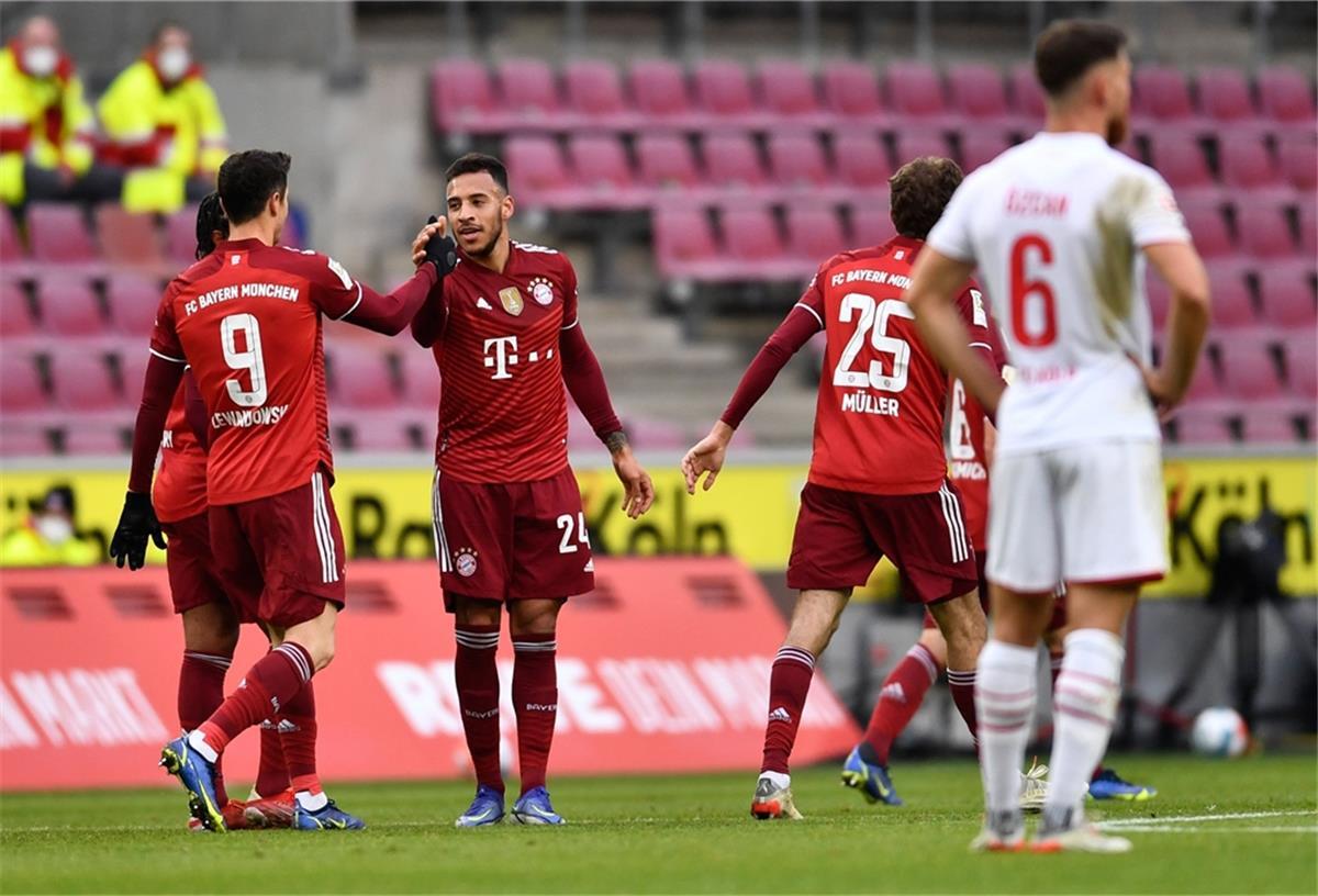 Bundesliga: Bayern lassen Köln keine Chance Corentin Tolisso (Mitte) bejubelt sein Tor zum 2:0 gegen Köln mit Robert Lewandowski (links).