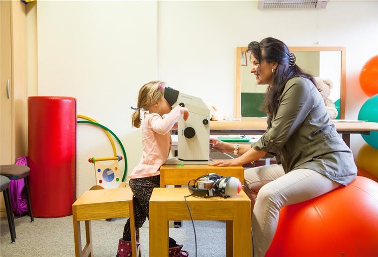 Cuxland: Kreis-Amt testet die Schulreife Corina Pérez vom Kinder- und Jugendärztlichen Dienst untersucht ein schulpflichtiges Kind.