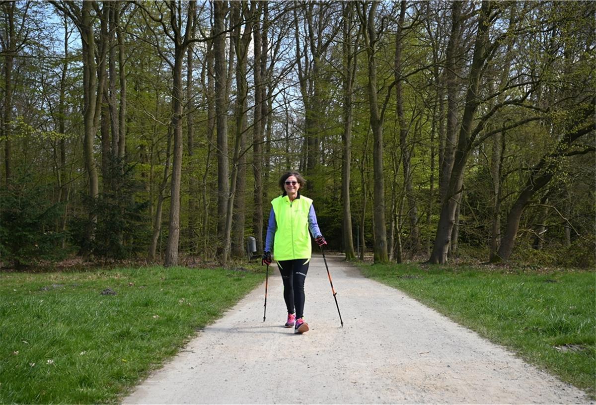Nordic Walking: Auf die Technik kommt es an Corinna Busch beim Walking im Bürgerpark.