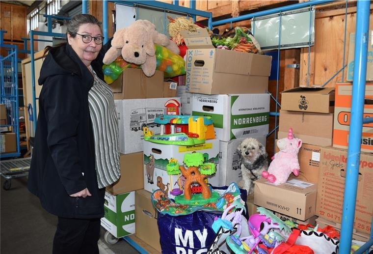 Bremerhaven: Flohmarkt soll Sachspenden in Hilfsgelder verwandeln Corinna Mosebach und Hund Kaida inspizieren die Halle mit Spenden. Der Erlös aus ihrem Verkauf kommt tierischen Flutopfern zugute.