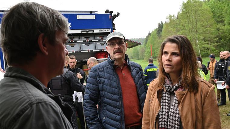 Corinna Ott (Katharina Wackernagel, r) und Ralph Ott (Götz Schubert, M) sind entsetzt, dass Frank Ott (Peter Schneider, l) sich nicht an der Suche nach seiner vermissten Tochter beteiligen möchte.