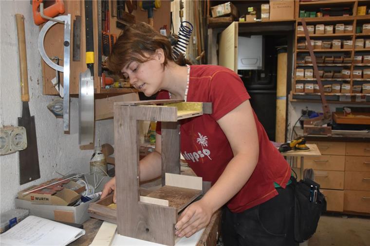 Ausstellung in Sittensen: Tischler zeigen ihre Gesellenstücke Corinna Schmeißer arbeitet an einem Schmuckschränkchen aus Nussbaum. Das kleine aber feine Gesellenstück wird bei der Ausstellung in der Wassermühle in Sittensen sicher die Blicke auf sich ziehen.