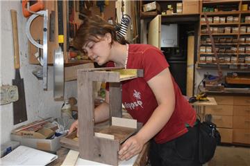 Corinna Schmeißer arbeitet an einem Schmuckschränkchen aus Nussbaum. Das kleine aber feine Gesellenstück wird bei der Ausstellung in der Wassermühle in Sittensen sicher die Blicke auf sich ziehen. 