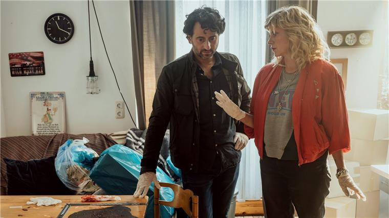 „Die Neue und der Bulle“: Eine Kneipenwirtin im Krimi-Modus Cornelia Conny Majewski (Caroline Peters, r.) und Oliver Dierks (Serkan Kaya, l.) in einer Szene aus „Die Neue und der Bulle - Ein Duisburg-Krimi: Plötzlich Bulle“.