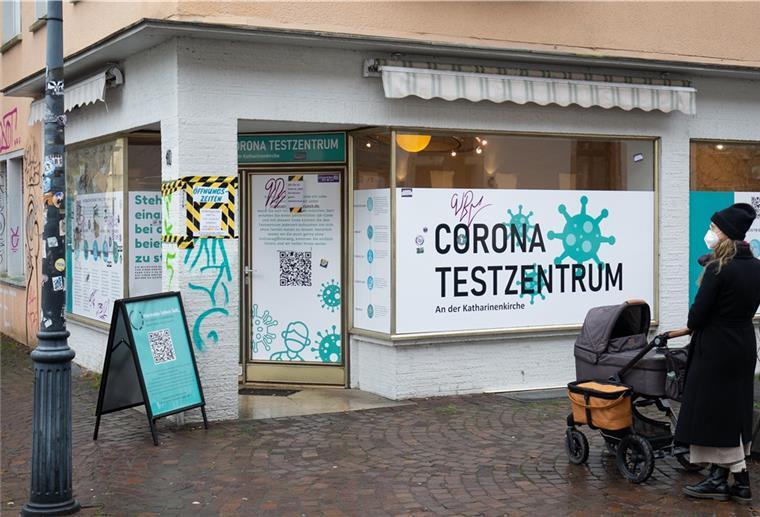 RKI meldet neuen Höchstwert bei Sieben-Tage-Inzidenz Eine Frau mit Kinderwagen steht vor einem Corona - Testzentrum, das in einem Eckhaus untergebracht ist.