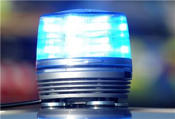 Das Blaulicht eines Streifenwagens der Polizei leucht am 19.04.2016 auf der Autobahn A7 bei Niederstotzingen (Baden-Württemberg)