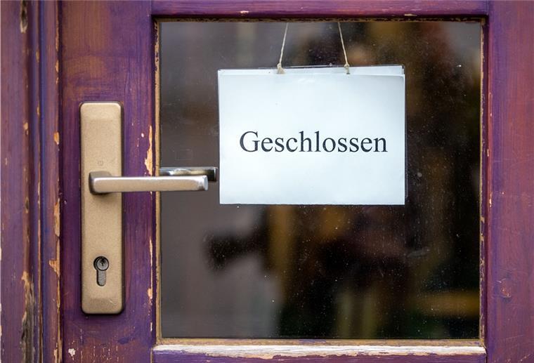 Land Bremen: Die meisten Corona-bedingten Firmenpleiten Ein Geschlossen-Schild hängt an der tür.