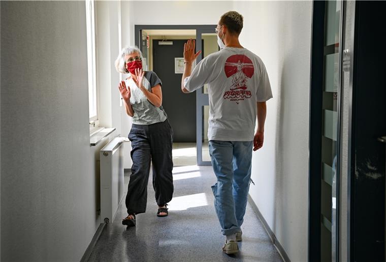 Cave-Syndrom nach Corona: Kennt ihr die Angst vor Nähe? Corona hat zum Cave-Syndrom geführt: Viele Menschen haben jetzt Angst vor zu viel Nähe. Wie begrüßt man die Kollegen richtig? Was ist, wenn der andere auf mich zukommt und mich umarmen will - zur Seite springen?