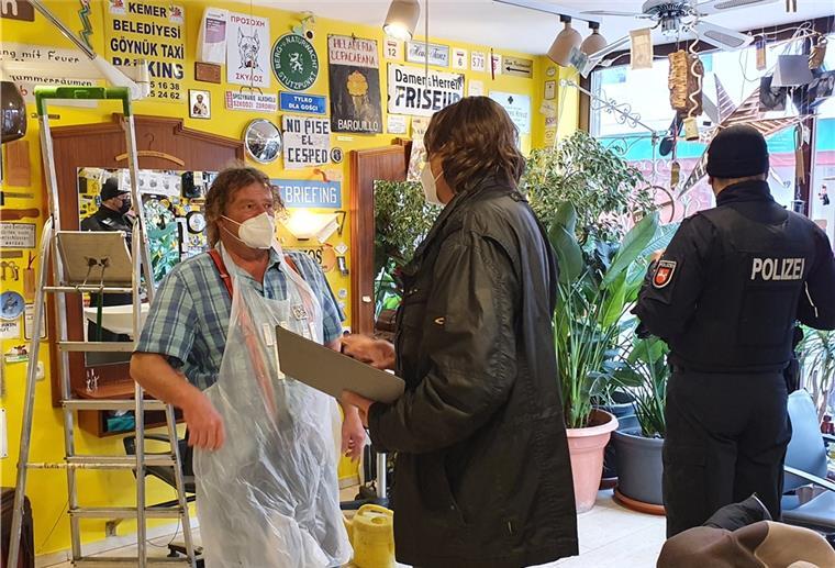Einhaltung der Corona-Verordnung kontrolliert Corona-Kontrolle eines Friseurbetriebes in Cuxhaven-Deichstraße.
