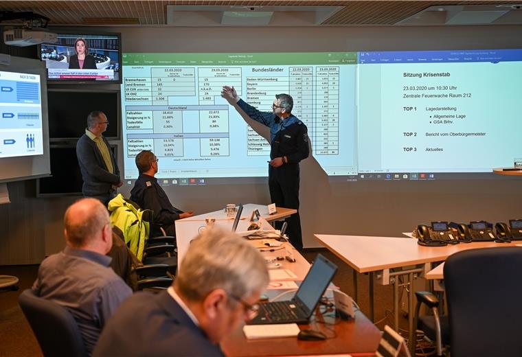 Corona-Krisenstab in Bremerhaven: Fast überall steigen die Fallzahlen an - teilweise rasant. Nur die Seestadt hat eine Verschnaufspause bekommen.