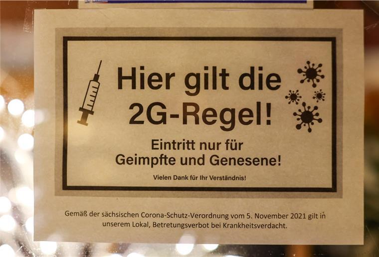 Rufe nach Corona-Lockerungen werden lauter Ein Schild an einem Café verweist auf die geltende 2G-Regel für den Besuch.