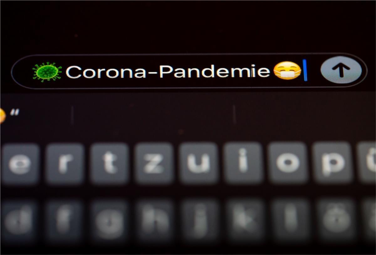 „Corona-Pandemie“ ist „Wort des Jahres“ "Corona-Pandemie" steht auf dem Display eines Mobiltelefons. Die Gesellschaft für deutsche Sprache (GfdS) hat den Begriff als "Wort des Jahres" 2020 gekürt.
