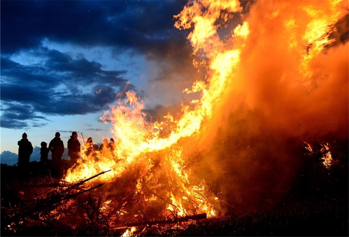 Menschen am Osterfeuer