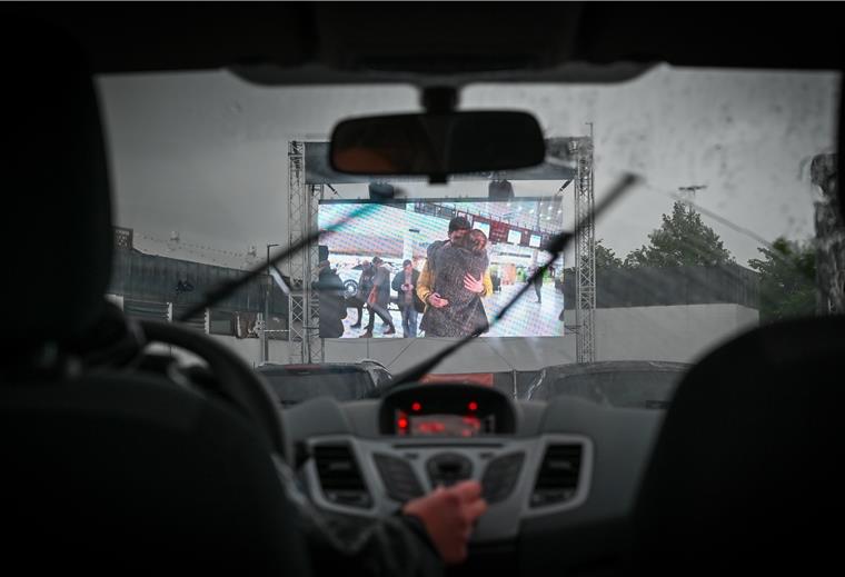 Bremerhaven: So lief der Testlauf von „Kultur im Auto“ Coronakrisen-Show an der Stadthalle: Im Autokino läuft der Film „Projekt Antarktis“.