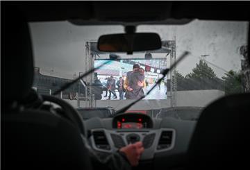 Coronakrisen-Show an der Stadthalle: Im Autokino läuft der Film „Projekt Antarktis“.
