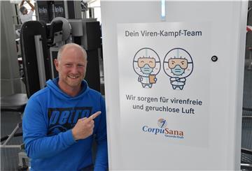 CorpuSana Inhaber Valentin Kluge hat nachhaltig in die Gesundheit seiner Kunden investiert und freiwillig zehn Luftreiniger angeschafft.