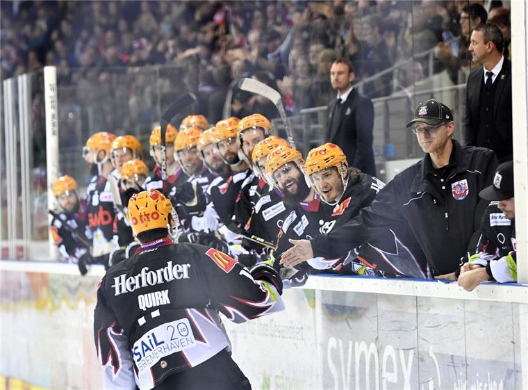 Cory Quirk und seine Teamkollegen der Fischtown Pinguins wollen endlich mal wieder über einen Sieg jubeln.