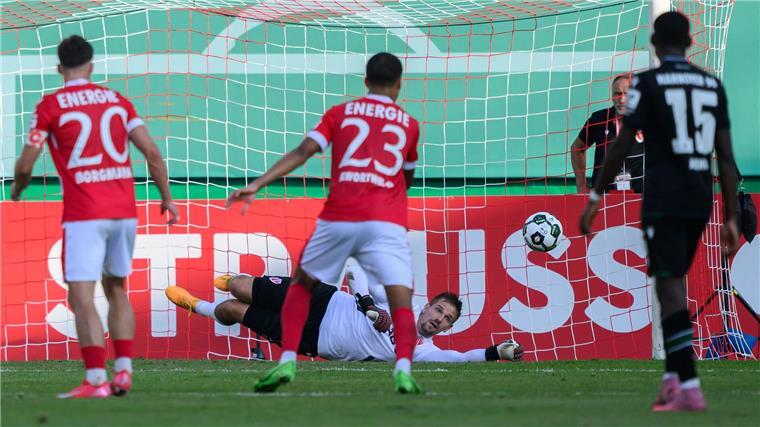 Cottbus-Keeper Alex Sebald fliegt beim Elfmeter in die richtige Ecke. 