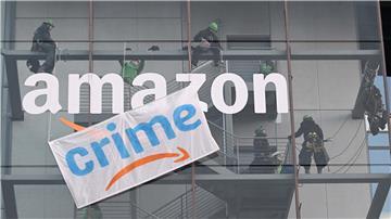 "Crime" statt Prime: Greenpeace-Aktivisten hängen während des Black Fridays 2022 ein Transparent mit der Aufschrift «crime» an der Zentrale von Amazon Deutschland in München auf. Amazon steht immer wieder in der Kritik. Darauf reagiert der Konzern mit Image-Werbung.