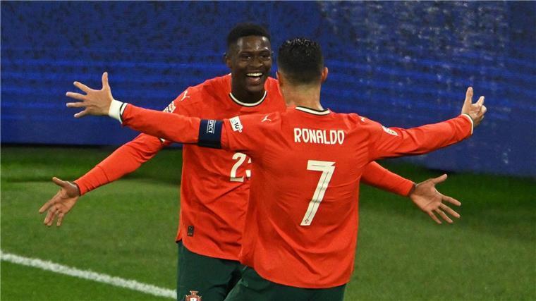 Vielleicht Dritter werden Cristiano Ronaldo feiert seinen Treffer zum 1:2 mit Nuno Mendes.