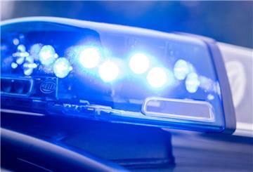 Unfall in Cuxhaven: Ein BMW kracht gegen eine Laterne – die Sperrung danach wurde von vielen Autofahrern missachtet.