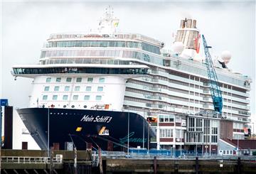 Cuxhaven: Das Kreuzfahrtschiff „Mein Schiff 3“ der Reederei TUI Cruises. Inzwischen gibt es an Bord acht Corona-Fälle.
