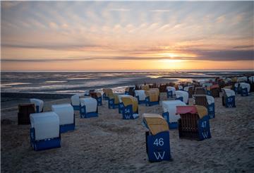 Cuxhaven: Die Sonne geht über dem Meer auf. 
