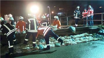 Cuxhaven: Feuerwehrleute schichten Sandsäcke auf. Die niedersächsische Nordseeküste bereitet sich auf Sturm und deutlich erhöhte Wasserstände vor. 

