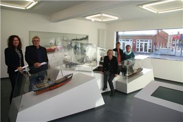 Cuxhavens Oberbürgermeister Dr. Ulrich Getsch (2. v. l.) und Dezernatsleiterin Petra Wüst (links) gratulierten dem Museum "Windstärke 10" zum Geburtstag. gratulieren. Anlässlich des Ehrentages wurde dort eine neue Ausstellung mit Schiffsmodellen eröffnet.