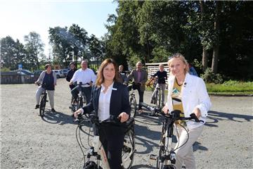 Cuxland-Touristikerin Stefanie Fuchs und Kreisdezernentin Babette Bammann testen "De Moorpadd" - eine von 12 neuen Radtouren durchs Cuxland.