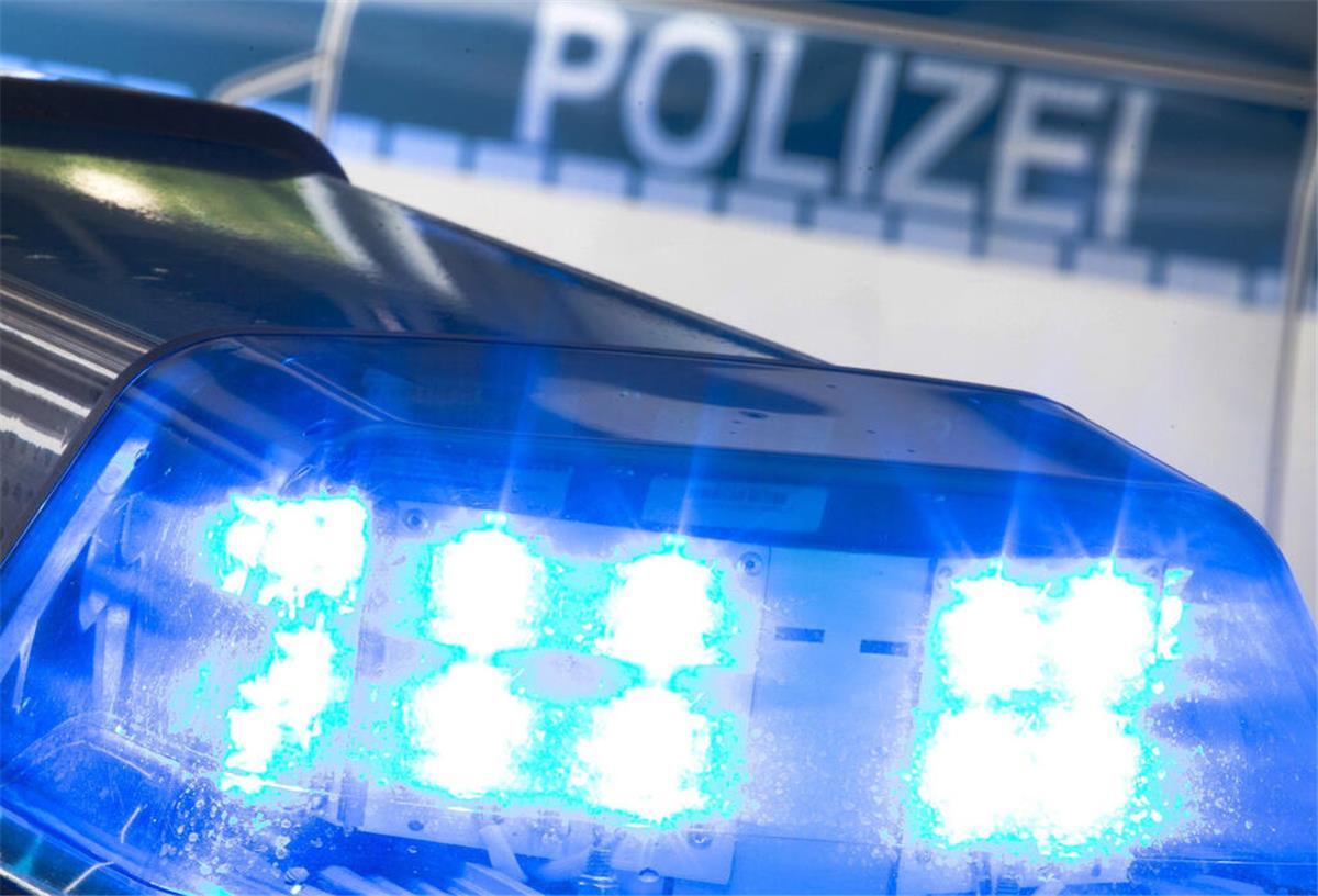 Transporterfahrer übersieht Frau in Rollstuhl und kollidiert mit ihr Blaulicht