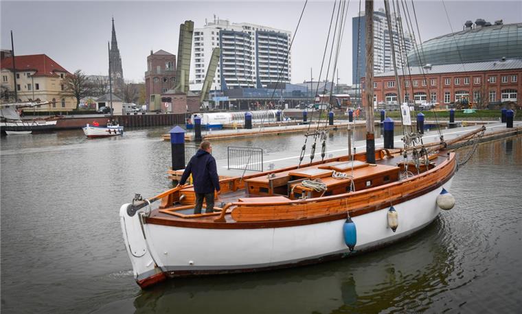 Da die Steganlage im Neuen Hafen von Bremerhaven noch nicht fertig ist, machten zwei Segelschiffe und ein Börteboot an den Kajen fest.