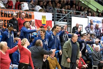 Da freuen sich auch die Eisbären. Die Basketballer von Rot-Weiss Cuxhaven können den Aufstieg in die ProB wahrnehmen. Foto Adelmann