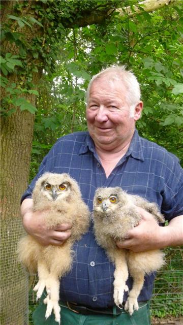 Da freut sich der Beverstedter Tierarzt Dr. Heinz-Christian Steiner (hier mit zwei Uhus): Die Zeichen für seinen Tierpark stehen auf Grün. 