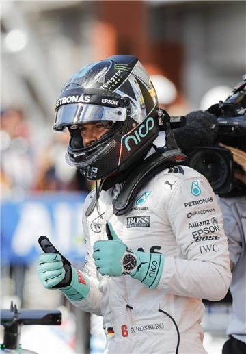 Da geht der Daumen hoch:  Nico Rosberg holt sich die Pole Position für Spa.