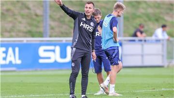 Da geht es lang. Schalkes Interimscoach Jakob Fimpel gibt für zwei Spiele die Richtung vor. 