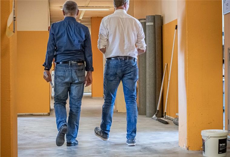 Bremerhaven: So steht‘s um die Schulsanierungen Da geht noch was: Für endlos lange Schulflure gibts in diesen Ferien und darüber hinaus neue Linoleumböden. Holger Schneeberg, Technischer Betriebsleiter bei Seestadt-Immobilien (rechts) und Architekt Nico Dohm sind froh, dafür rund 200.000 Euro Bundesfördergeld zu bekommen.