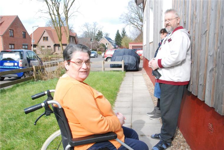 Mietstreit in Schiffdorf: Plötzlich steht ein Auto im Weg Da geht’s für Dorothea Preuß nicht weiter. Das Auto stellte für die Rollstuhlfahrerin ein unüberwindliches Hindernis dar. Sie und ihr Ehemann Wolfgang setzten sich zur Wehr. Am Dienstagabend ließ der Vermieter das Auto ein Stück zurücksetzen.