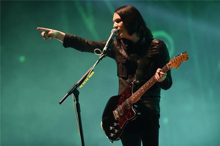 Da geht´s lang zum Deichbrand, scheint Placebo-Frontmann Brian Molko hier zu sagen.