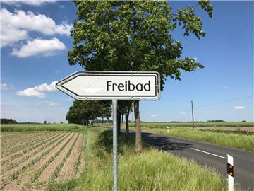 Da geht's lang zum Freibad Kirchtimke. Aber wohin führt der Weg des Freibades? 